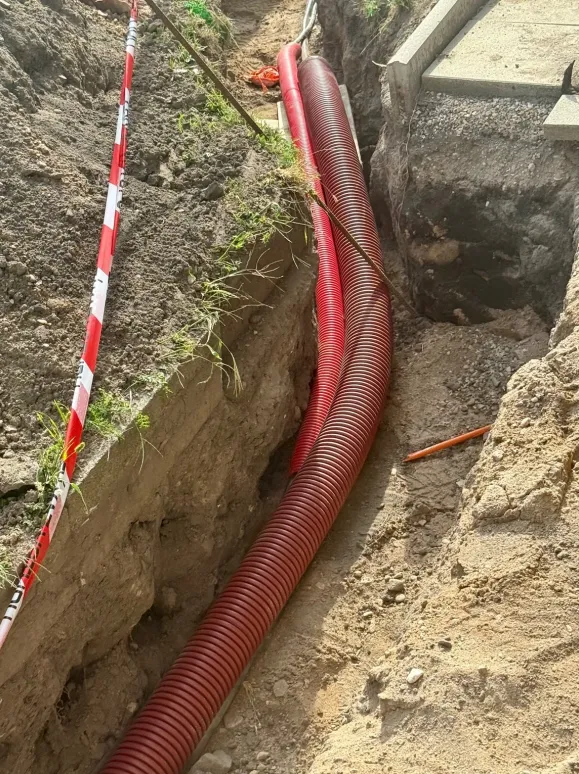Uložení chráničky kabelu ve výkopu