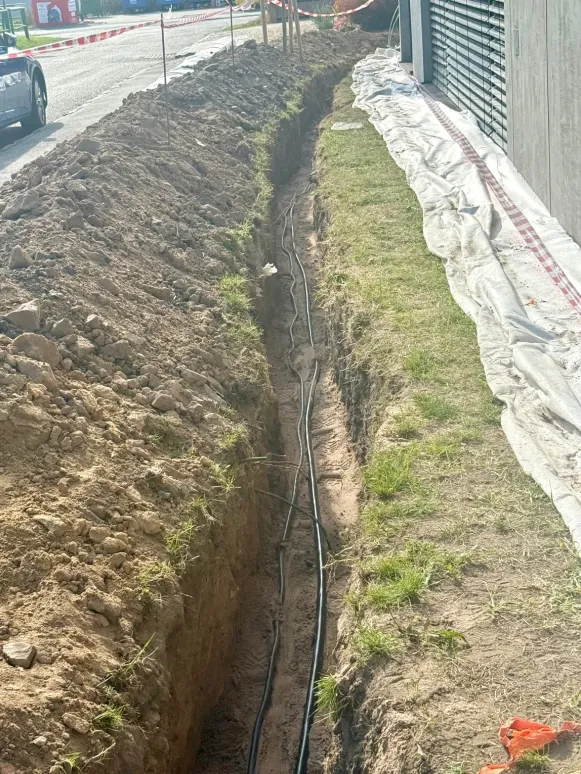 Výkop a tahání kabelů podél objektu